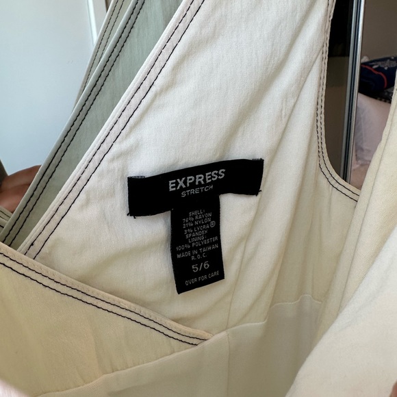 Vintage Express Dress - White with Black Stitching 🖤🤍 - Picture 4 of 5
